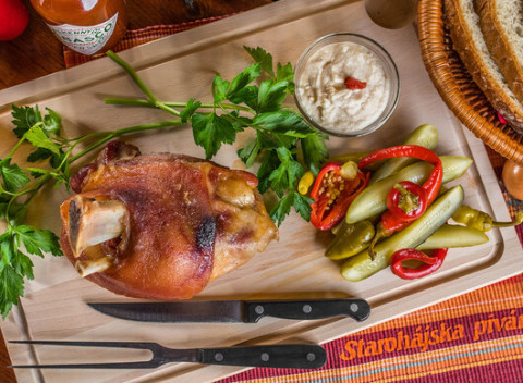 Chrumkavé pečené koleno s prílohou – 1,8 kg pre dvoch v Starohájskej pivárni.