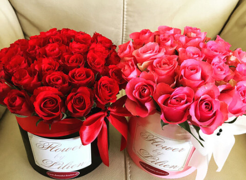 Kvetinový box plný mini ruží pre každú romantičku - záplava kvetín, ktorá poteší každú ženu.