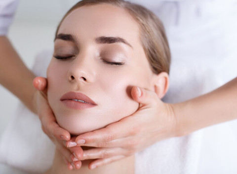 Kyslíkové ošetrenie pleti alebo pokožky hlavy s problémom padania vlasov.