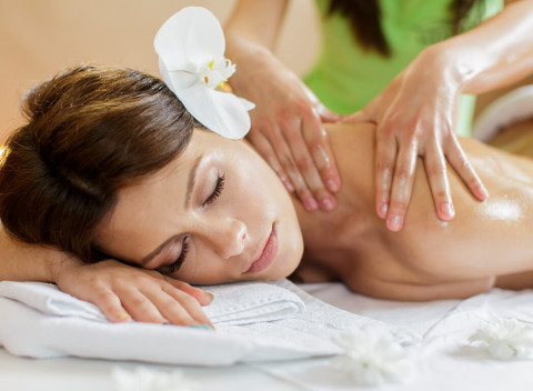 Uvoľňujúce masáže tváre, chrbta alebo celého tela výhradne pre dámy.