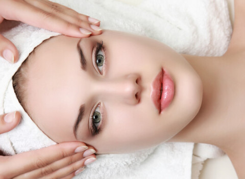 Hĺbkové čistenie s ozonizérom, ultrazvukové hĺbkové čistenie alebo omladzujúce ošetrenie.