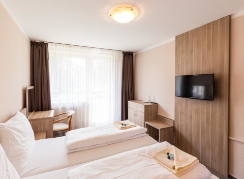 Hotel Perla*** v pokojnom prostredí rekreačného areálu Zelená voda za Novým Mestom nad Váhom.