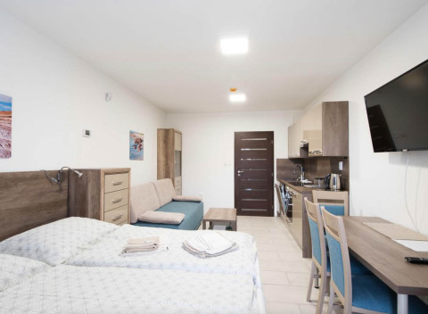 Podhájska 400 m od termálov v Apartmánoch Kyjev so zľavou do Rímskych kúpeľov a reštaurácie + raňajky.