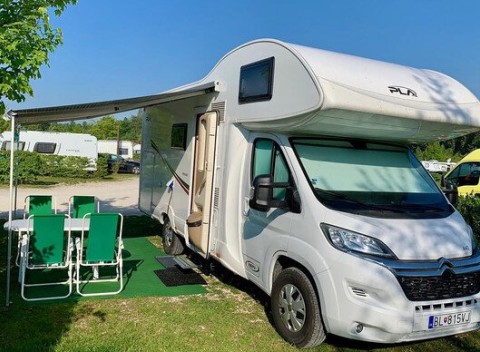 Prenájom Happy Caravan pre 6 osôb na 1 deň, na cestovanie a spanie.