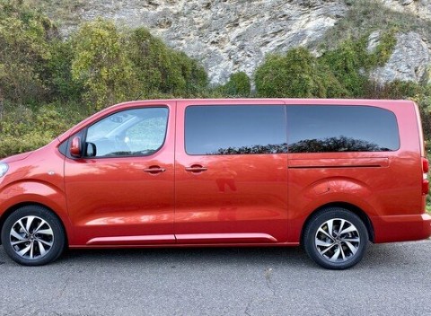 Prenájom minibusu s automatickou prevodovkou pre 8 osôb na 1 deň.