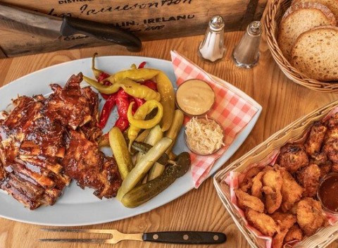 Najlepšie pochúťky k pivu – pečené rebrá, krídla či rezne + Kofola alebo pivný špeciál v Beer Arene.