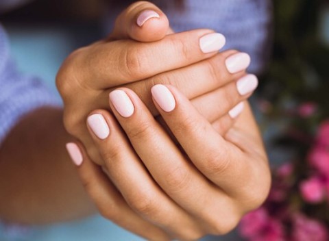 Manikúra alebo pedikúra v Ružinove. Zverte svoje rúčky a nôžky v salóne NB One&Only odborníkom.