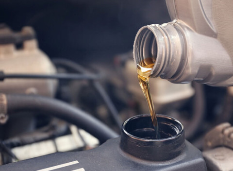 Výmena oleja a filtrov. Pravidelným servisom predlžujete životnosť vozidla.