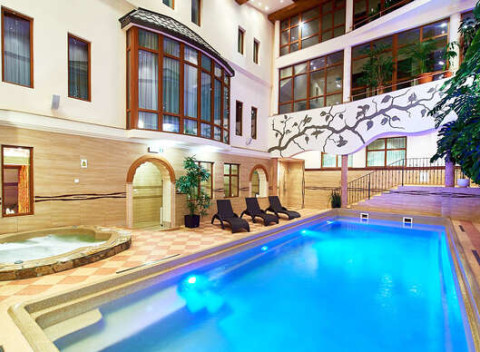 Pestrá Veľká noc a Májovka s polpenziou v Kinga Hoteli Wellness**** pri jazere.