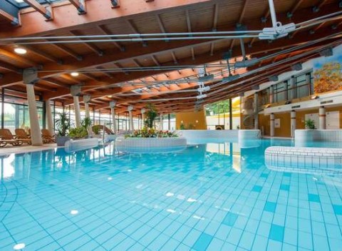 Oddych v termálnom vodnom svete Várkertfürdő s 18 bazénmi a 7 toboganmi.