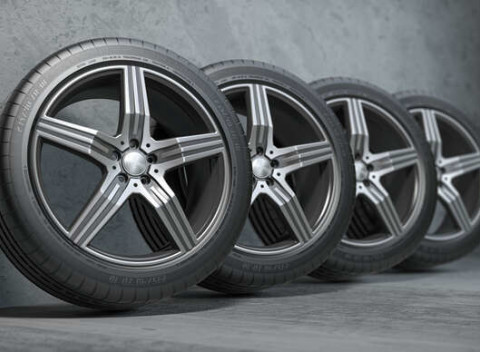 Kompletné prezutie pneumatík s dlhou otváracou dobou - najvyšší čas vytiahnuť letnú obuv pre vozidlo.