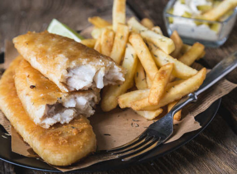 Fish and chips + domáce hranolky + domáca tatárska omáčka v HARLEY SALOON®.