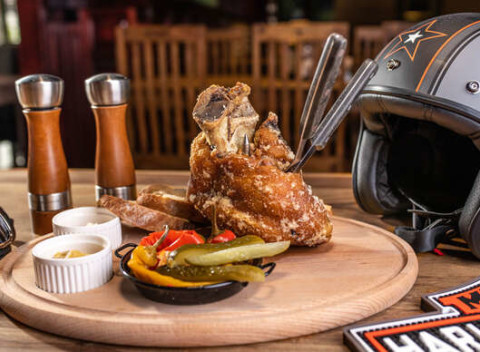 Chrumkavé bravčové koleno pre dvoch pripravované 48 hodín v HARLEY SALOON®.