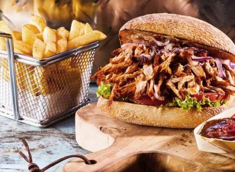 Burger s trhaným bravčovým mäsom, poctivá domáca BBQ omáčka + domáce hranolky v HARLEY SALOON®.