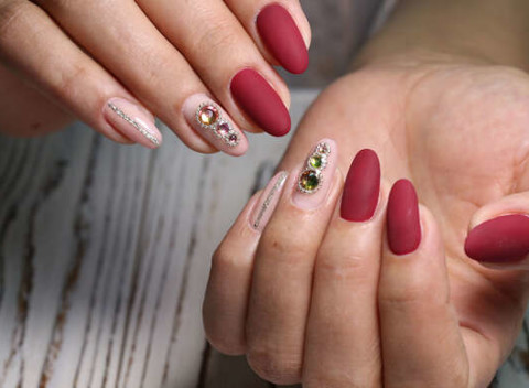 Nové nechty s manikúrou podľa výberu zo 4 nechtových balíčkov.