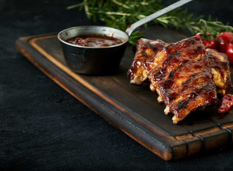 Medové rebrá, hovädzí burger, kurací burger alebo grilované kuracie stehienka.