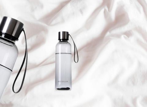 Pite vodu štýlovo, s fľašou, ktorá je nielen farebná, má zaujímavé vrecko, ale hlavne z takej, ktorá neobsahuje BPA a iné škodlivé látky. 