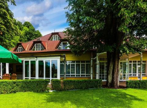 Doprajte si oddych v krásnom prostredí kúpeľov Trenčianske Teplice. Pobyt v komfortnom Parkhoteli**** na Baračke s polpenziou a wellness.