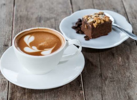 Akákoľvek káva podľa vášho výberu + čokoládový dezert ganache v HARLEY SALOON®.