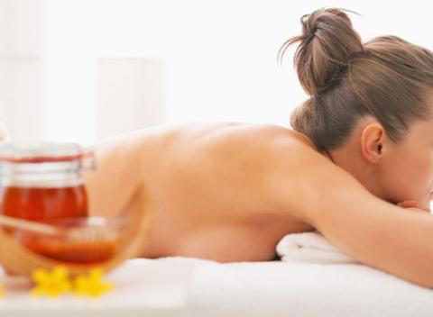 Kombináciu špeciálnych hmatov a včelieho medu sa oplatí vyskúšať. Zbavíte sa nielen toxínov ale aj pokožka bude hladšia a jemnejšia.