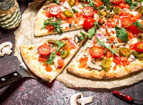 Dve pizze podľa tradičnej talianskej receptúry z pizzérie Sole Mio – take away.