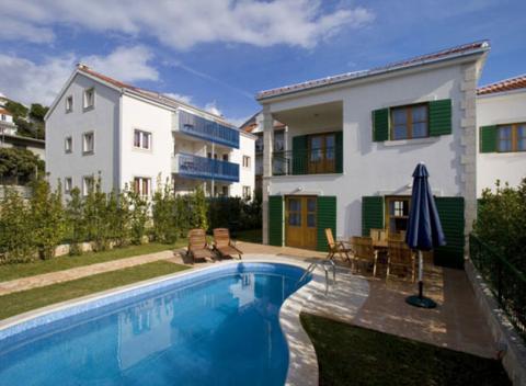 Prežite skvelú dovolenku na ostrove kde slnko svieti po celý rok. Pobyt v luxusných vilách pri pláži na čarovnom ostrove Hvar v Chorvátsku.