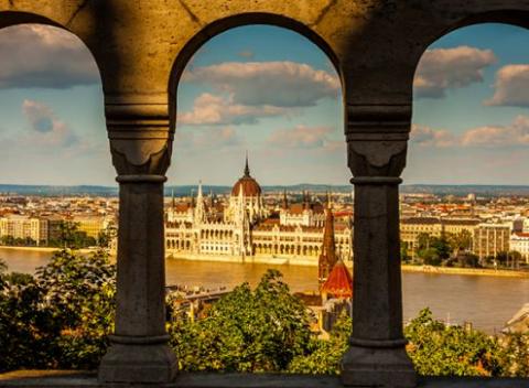 Navštívte perlu Dunaja, atraktívnu maďarskú metropolu, mesto Budapešť. Neďaleko centra na vás čaká hotel Lucky*** s chutnými raňajkami.