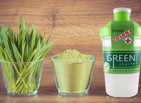 Zdravý zelený jačmeň v prášku plný vitamínov a šejker zdarma. Dáva do poriadku prekyslený organizmus, dodáva telu energiu. 