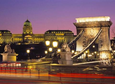 Krásavicou na Dunaji nie je len Viedeň, ale aj Budapešť. Doprajte si mesto plnými dúškami so skvelým ubytovaním v 3* hoteli Star City.