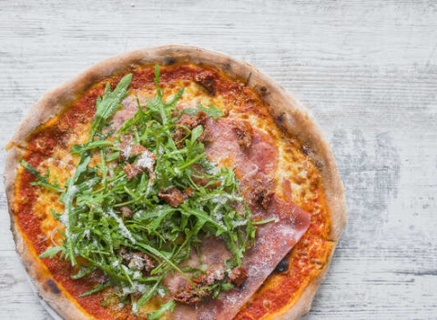 Chutná talianska pizza pečená na dreve, s osobným odberom. Na výber z 10 druhov pízz.