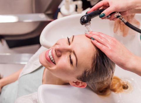 Leto dá poriadne zabrať najmä vlasom! Doprajte im znovuzrodenie vďaka novému strihu s úpravou a ošetreniu kozmetikou Mythic Oil.