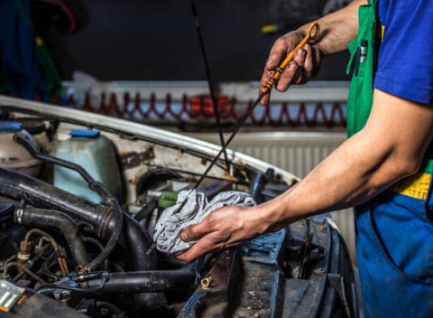 Výmena oleja a olejového filtra alebo brzdovej kvapaliny.