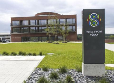 Pobyt v týždni pre dvoch v modernom Hoteli S-port Véska *** s polpenziou, športovým vyžitím a neobmedzeným vstupom do bazéna na Morave. 