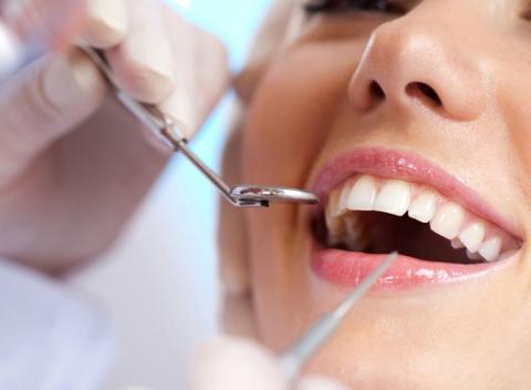 Konzultácia výmeny starej korunky za novú či dentálna hygiena. Doprajte si odbornú starostlivosť, s ktorou bude váš chrup krajší a zdravší.