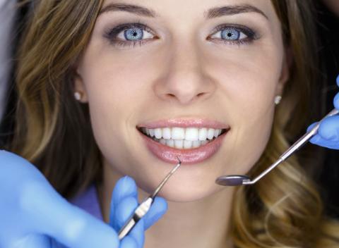 Výmena starej korunky za celokeramickú, dentálna hygiena či bielenie zubov. Doprajte si odbornú starostlivosť pre krajší a zdravší chrup.