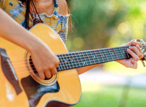 Moderný online gitarový kurz pre začiatočníkov - nudné bifľovanie sa teórie je minulosťou.