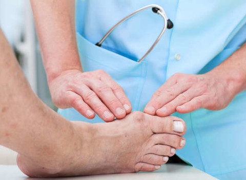 Korektor na vybočený palec (hallux valgus) - opäť vyrovnáva palec a nesprávne postavenie kĺbu.