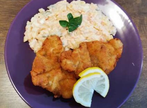 Rezeň so zemiakovým šalátom, kapustová a domáca štrúdľa na donášku.