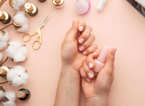 Gélové nechty či pedikúra. Vyberte si z klasickej pedikúry, gélových nechtov či francúzskej manikúry.