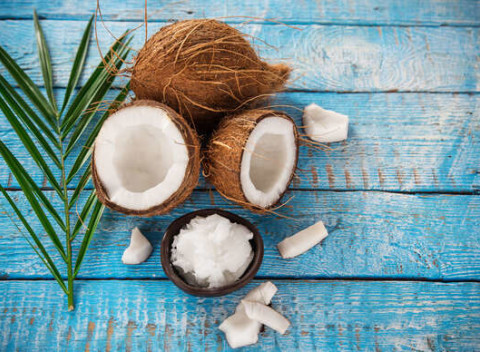 Masáž chrbta s kokosovým olejom alebo masáž so škoricovým zábalom.