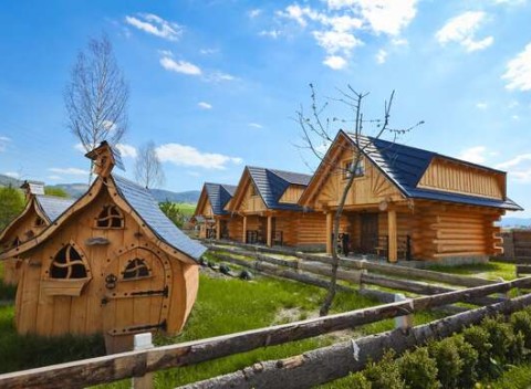 Nové chatky pre 5 osôb na Orave pri Zbojníckej kolibe s polpenziou a možnosťou pivných kúpeľov.