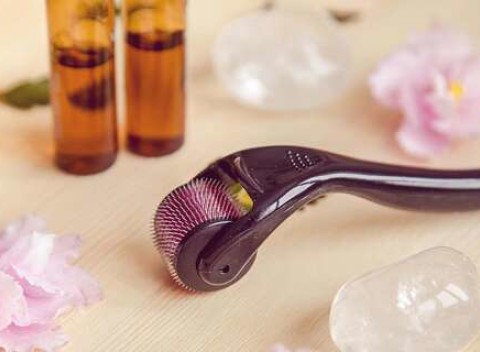 Derma roller a dermo essence hyaluron gél na domáce použitie.