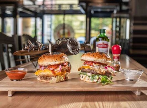 Príďte si pochutnať na šťavnatom hovädzom alebo kuracom burgeri v BEER ARENE na Šancovej.