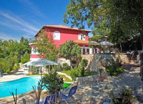 Dovolenka v Chorvátsku v štúdiách Villa Dora s bazénom a len pár krokov od mora.