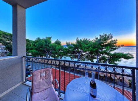 8 dní v letovisku Drvenik s plážou priamo pri hoteli Nano***, polpenziu a dieťaťom do 12 r. v cene.