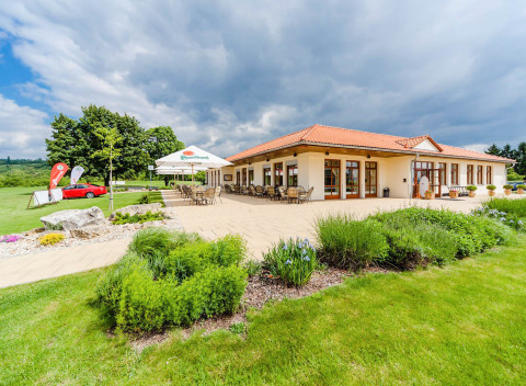 Leto v Hoteli Austerlitz Golf *** s kúpaliskom, zapožičaním golfových palíc a polpenziou.