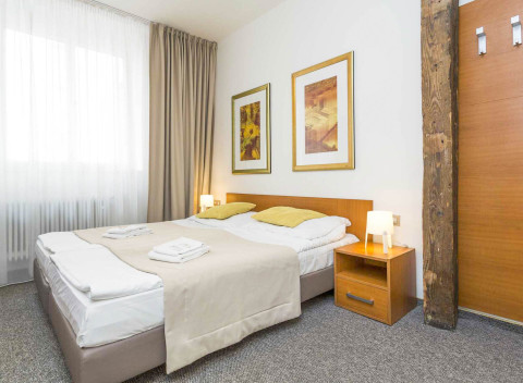 Praha: Pobyt ideálny pre rodiny v Penzióne Akát s raňajkami a fľašou sektu alebo polpenziou + dieťa zdarma.