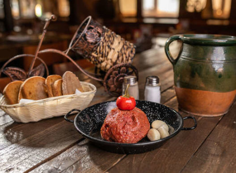 Tatarák z hovädzieho mäsa a 8 hrianok pre 2 osoby v bratislavskom Mamut pube.