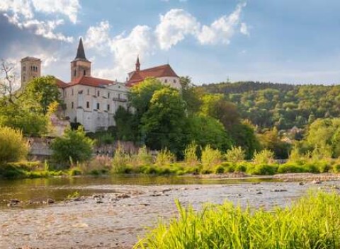 Relax na brehu rieky Sázava s polpenziou v obľúbenom areáli Sázavský ostrov.