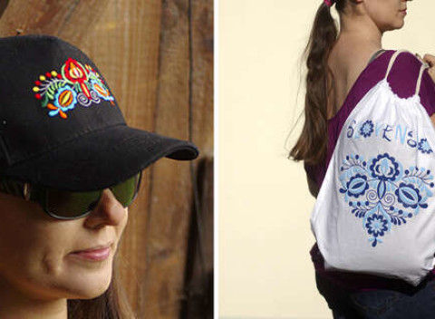 Šiltovka s ľudovou výšivkou alebo športový batôžtek s 3D potlačou ľudového vzoru.